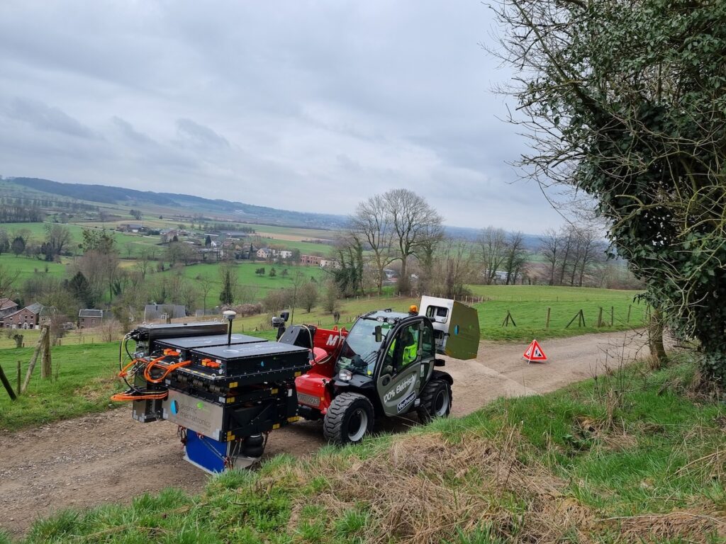 electrically powered vehicle (the Manitou) with seismic, electric measuring equipment (E-Vibe) 