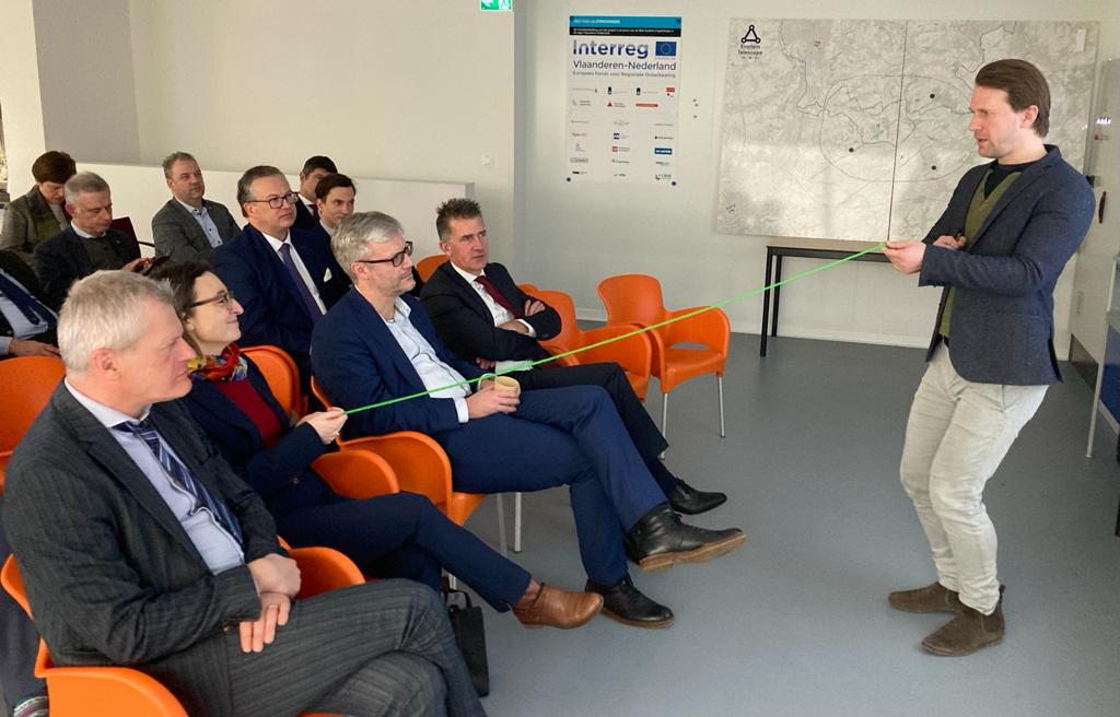 L'ambassadrice de Belgique visite de l'ET Pathfinder et le bureau du ...