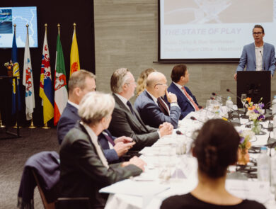 Gastheer Jo Brouns, de Vlaamse minister van Innovatie, spreekt de afgevaardigden uit België, Nederland en de Duitse deelstaat Noordrijn-Westfalen toe. (c) Kabinet Brouns