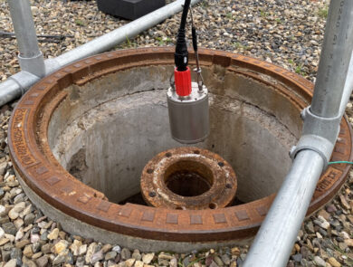 Installatie van een nieuwe seismische sensor in een boorput bij Banholt (NL). Beeld: Wim Walk / ET-EMR