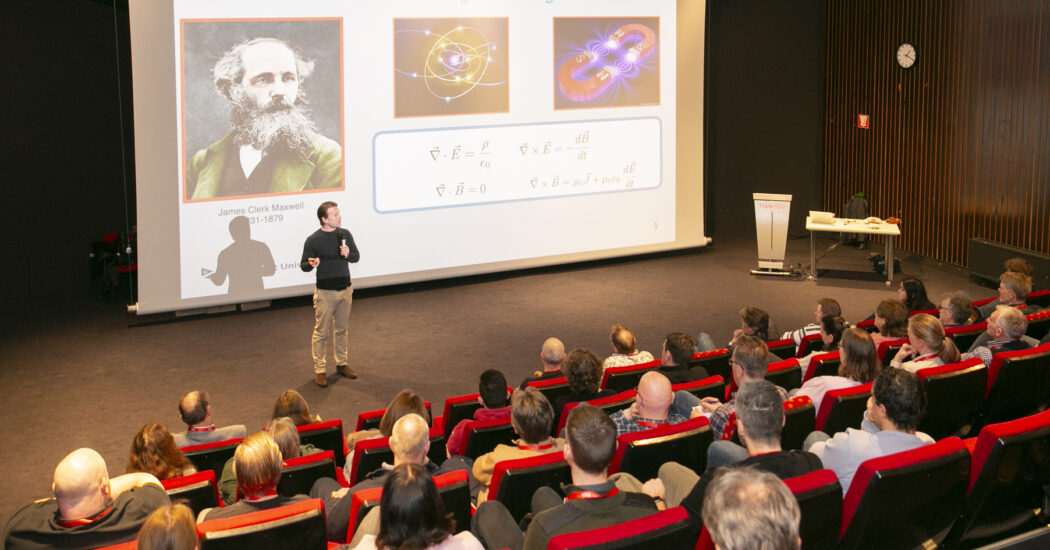 Gideon Koekoek vertelt deelnemers aan de TU/e docentendag over de centrale rol van licht in de natuurkunde. Credit: Photodette