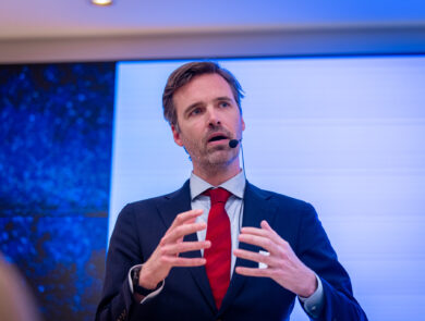 Sjoerd Sjoerdsma bij ambassade in Brussel