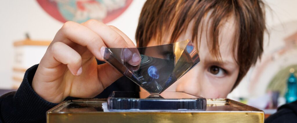 Foto van een workshop over zwarte gaten als hologrammen.